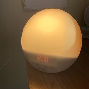 Philips HF3520 Wake Up Light Alarm Sunrise Simulation White Radio Clock